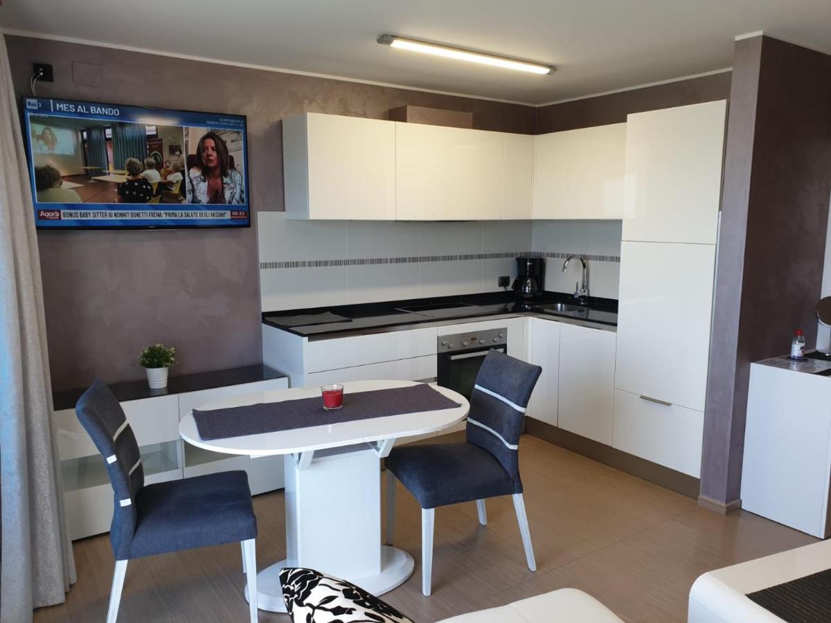 Apartments Riva-Interauto อูมัค ภายนอก รูปภาพ