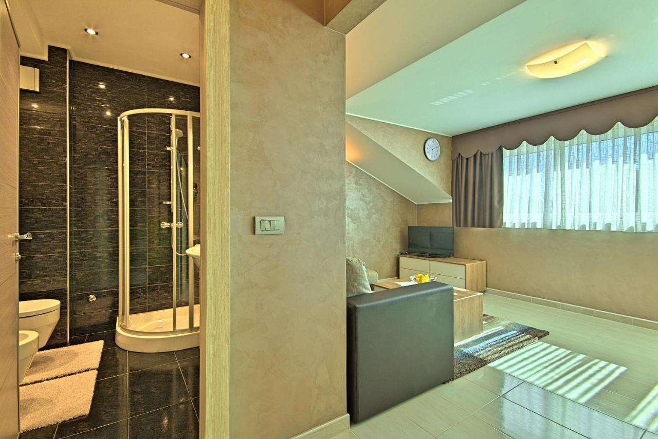 Apartments Riva-Interauto อูมัค ภายนอก รูปภาพ