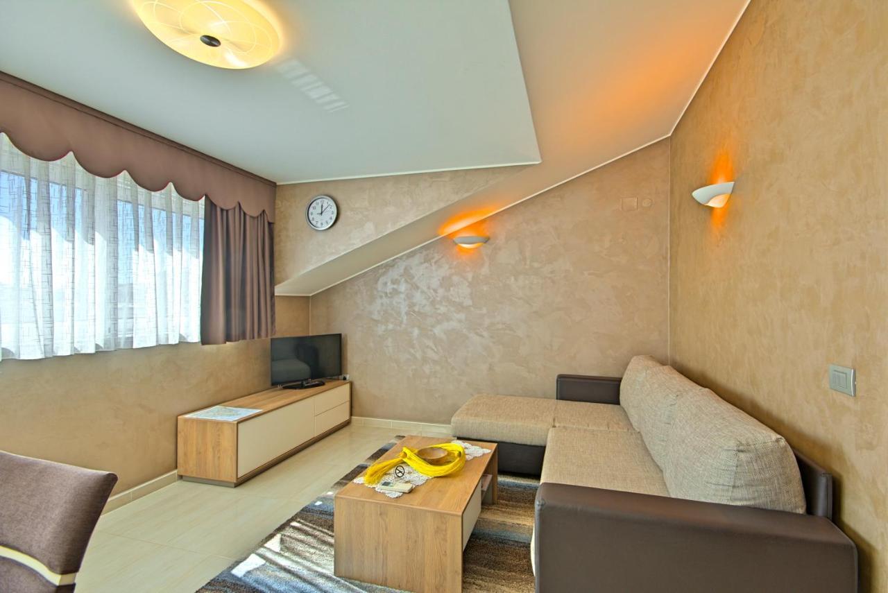 Apartments Riva-Interauto อูมัค ภายนอก รูปภาพ