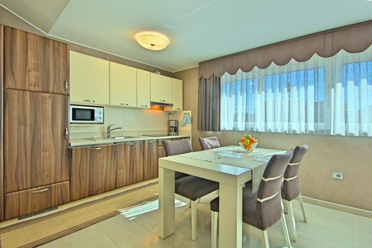 Apartments Riva-Interauto อูมัค ภายนอก รูปภาพ