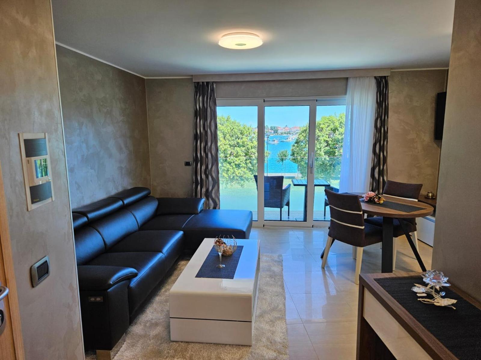 Apartments Riva-Interauto อูมัค ภายนอก รูปภาพ