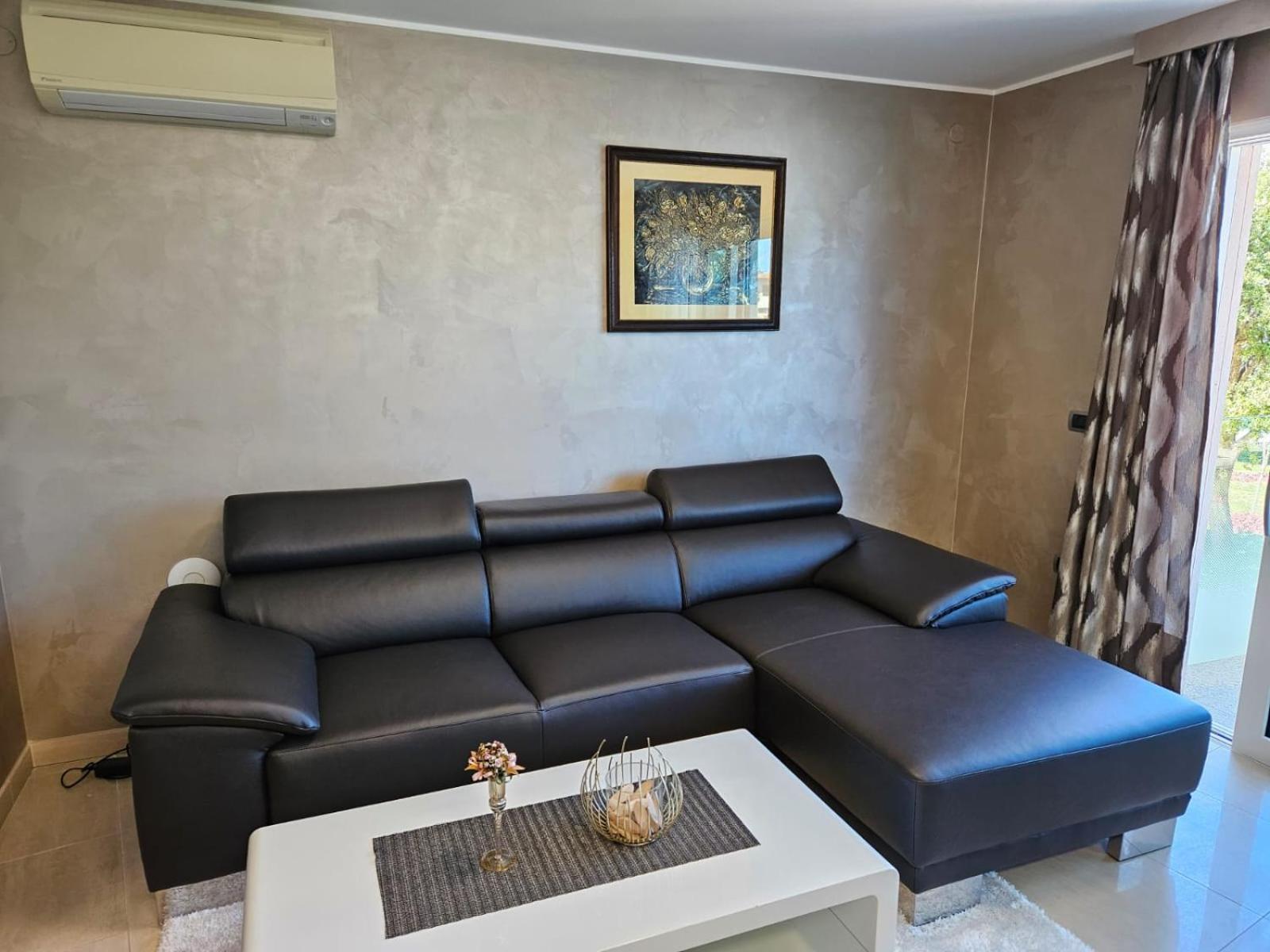 Apartments Riva-Interauto อูมัค ภายนอก รูปภาพ