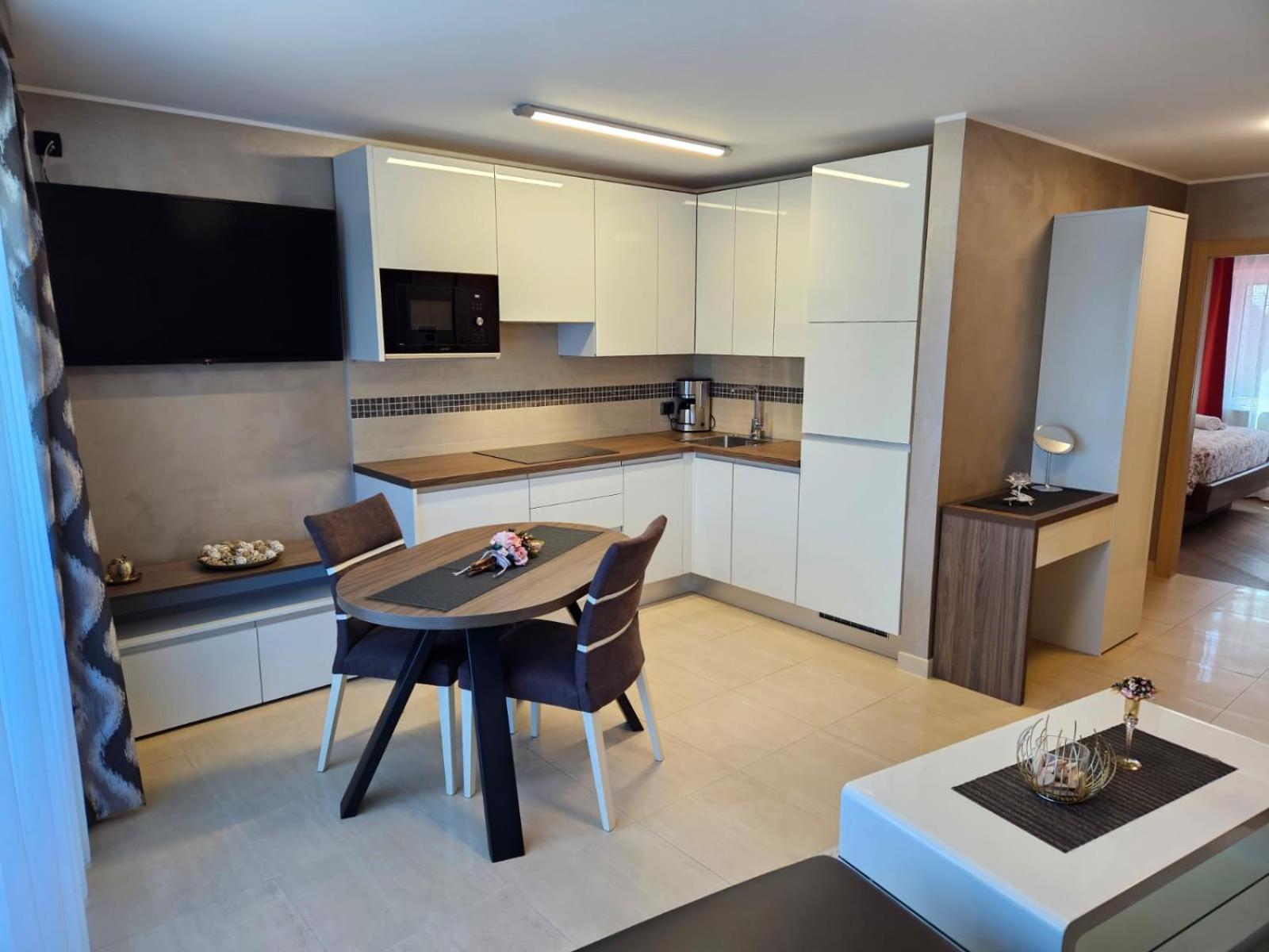 Apartments Riva-Interauto อูมัค ภายนอก รูปภาพ