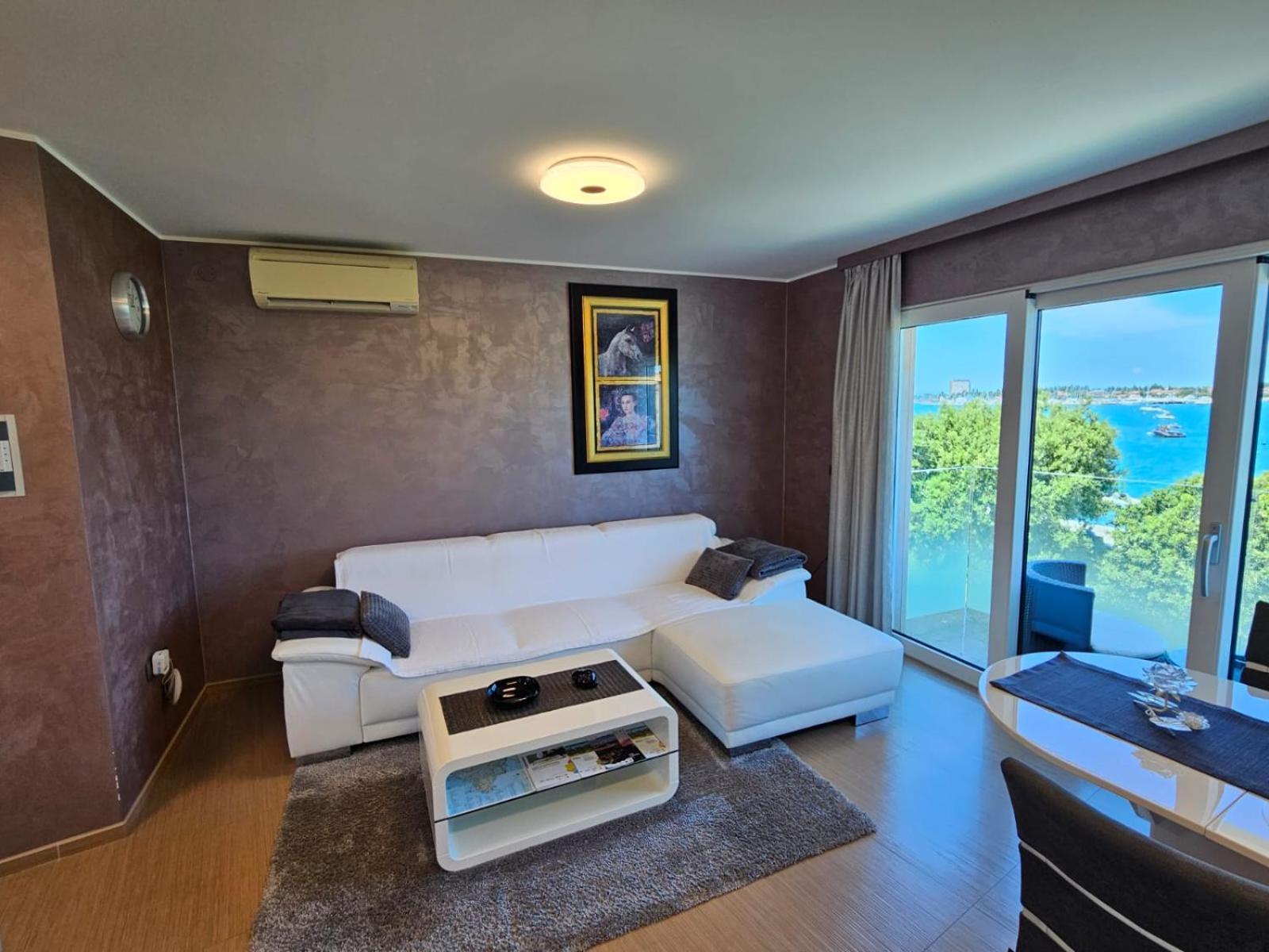 Apartments Riva-Interauto อูมัค ภายนอก รูปภาพ