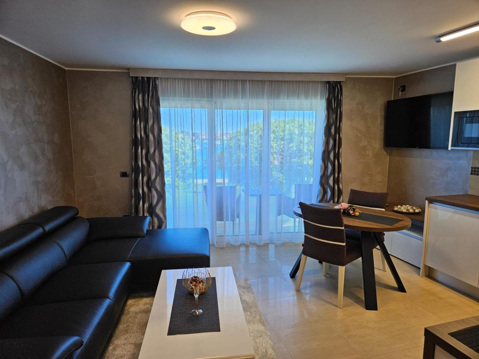 Apartments Riva-Interauto อูมัค ภายนอก รูปภาพ