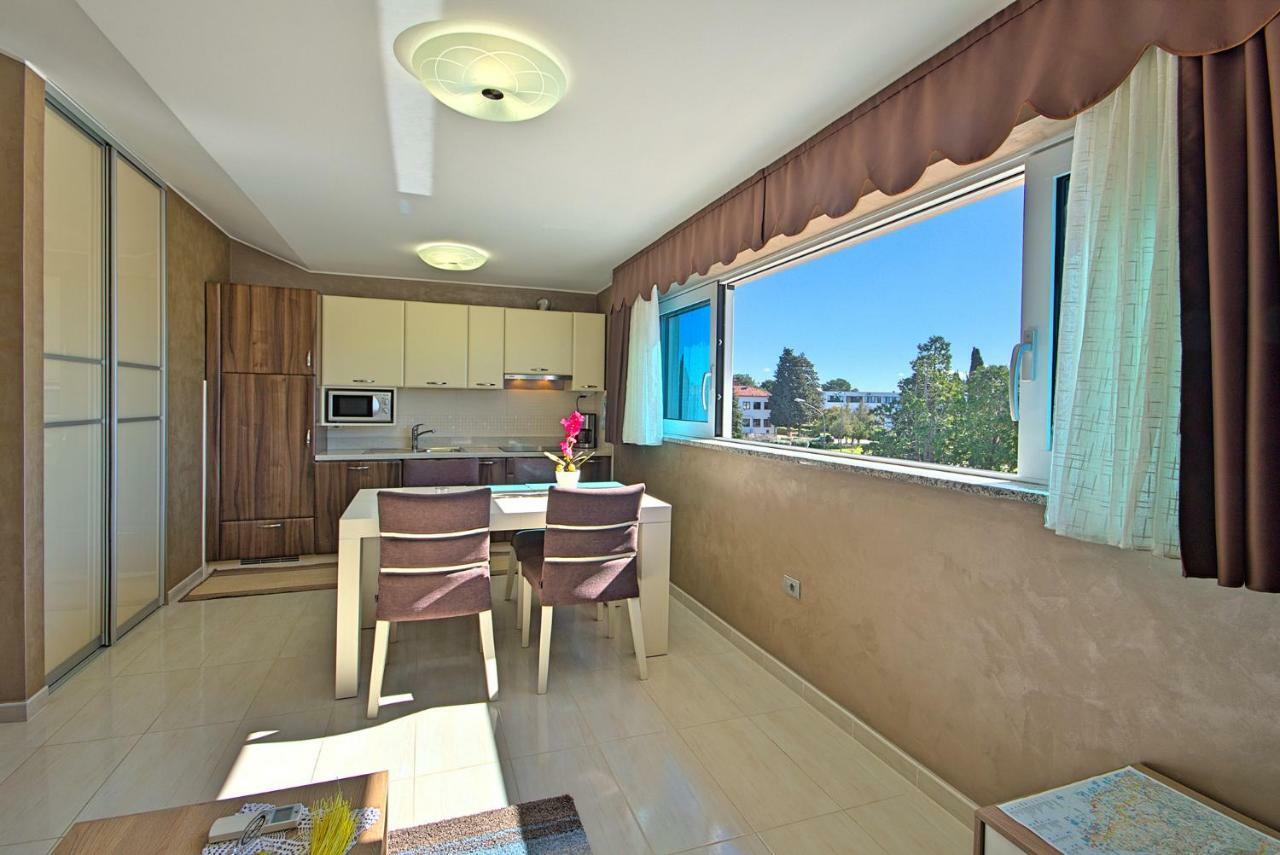 Apartments Riva-Interauto อูมัค ภายนอก รูปภาพ