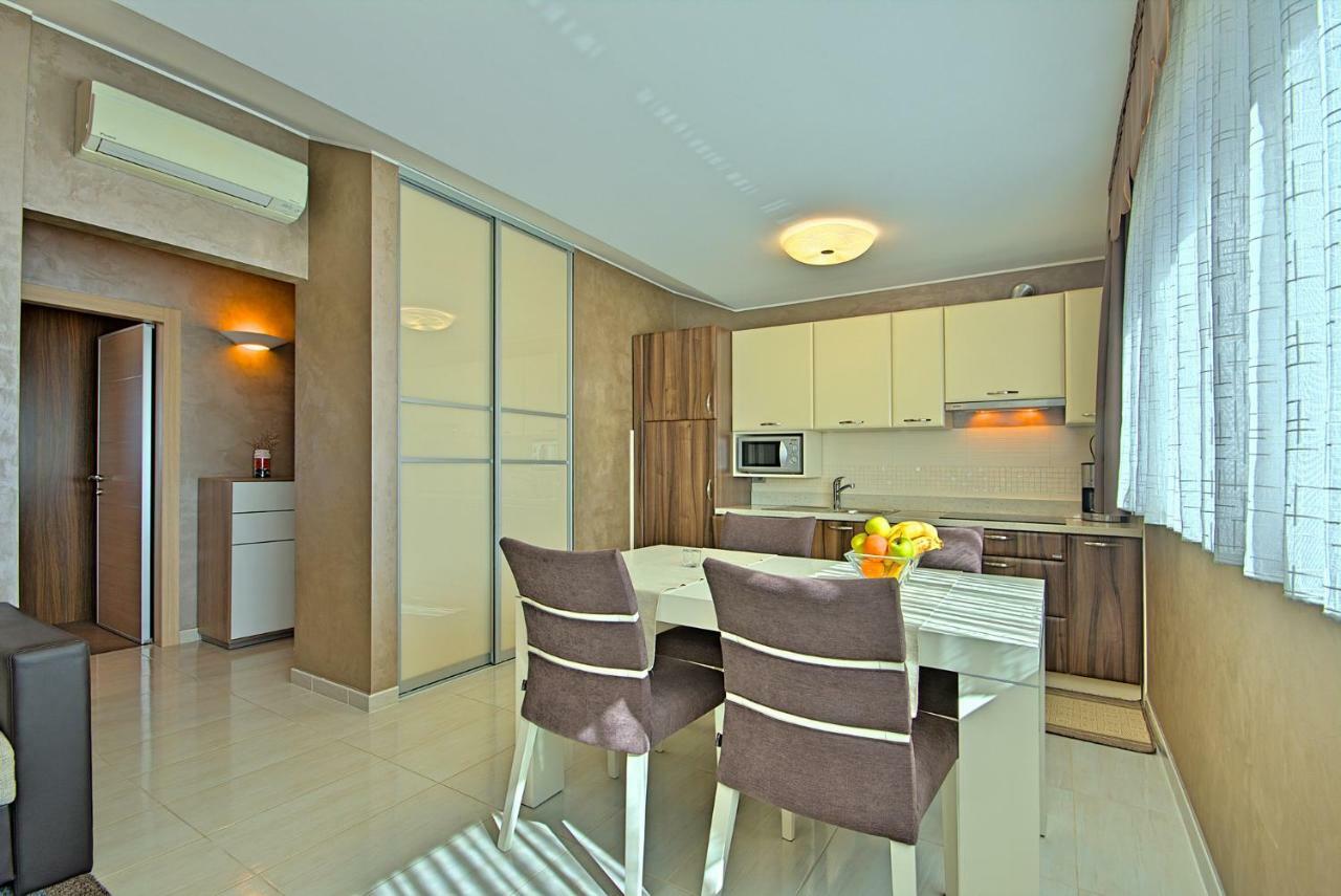 Apartments Riva-Interauto อูมัค ภายนอก รูปภาพ