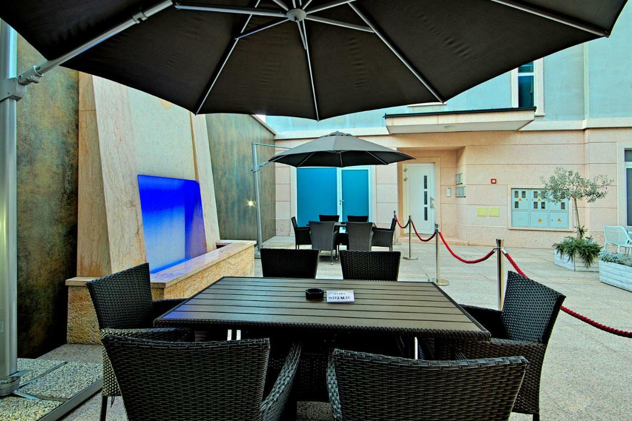 Apartments Riva-Interauto อูมัค ภายนอก รูปภาพ