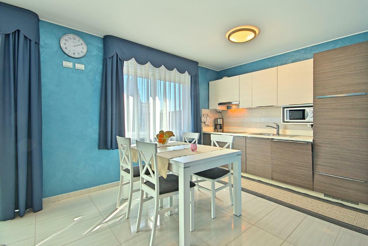 Apartments Riva-Interauto อูมัค ภายนอก รูปภาพ