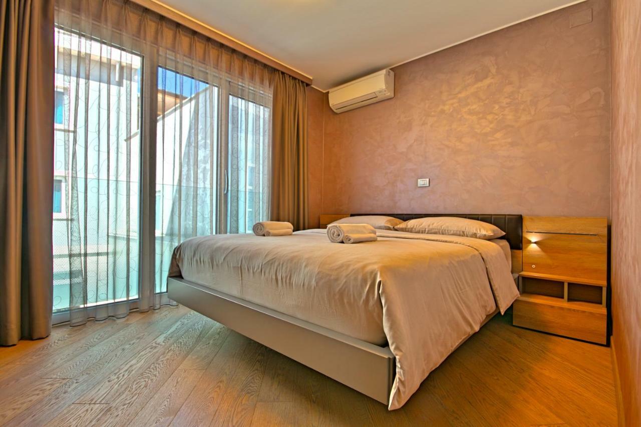 Apartments Riva-Interauto อูมัค ภายนอก รูปภาพ